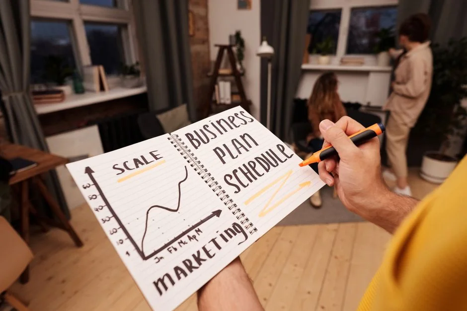 Gros plan d’un document de stratégie marketing posé sur un bureau, parfait pour du contenu professionnel.